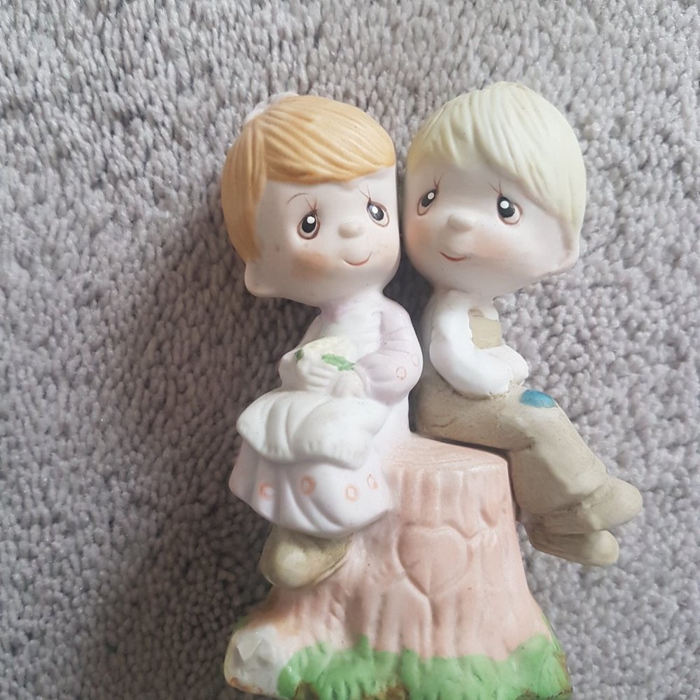 Romantic ceramic figurine